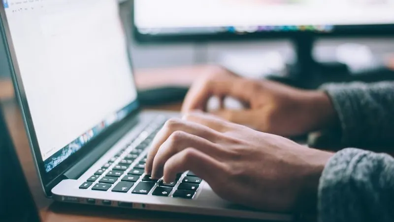 Technicien effectuant la maintenance préventive d'un serveur web