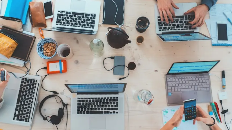 Équipe travaillant ensemble pour réussir la transformation digitale de son entreprise