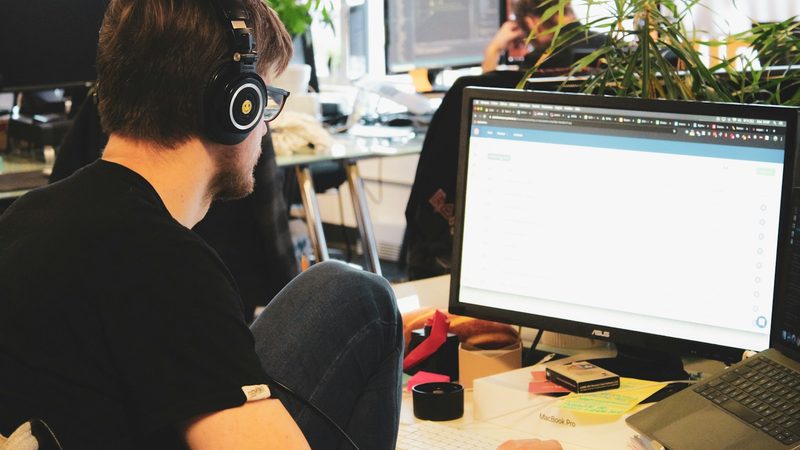 IT-supportteam dat een servicecontract analyseert met een klant