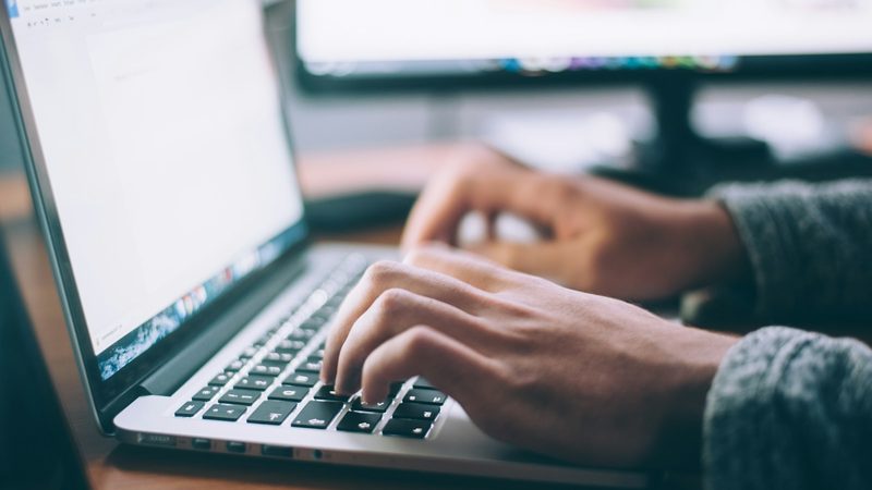 Technicus die preventief onderhoud uitvoert op een webserver